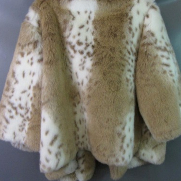 Faux fur women's coat size M made in Canada - Picture 2 of 9